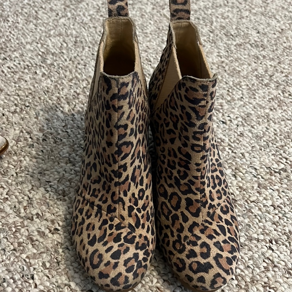Tom’s leopard booties
